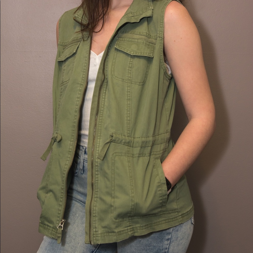Army green sleeveless jacket
